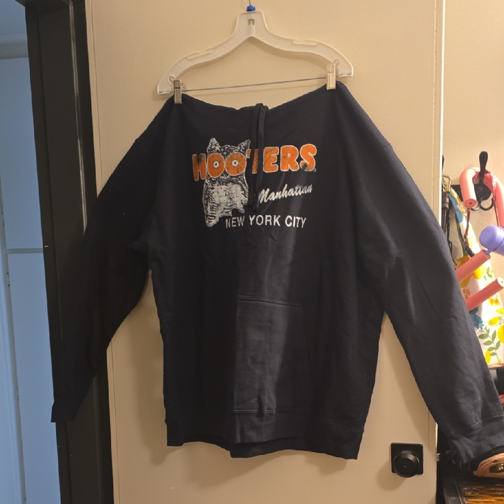 Hooters Manhattan Men's Black Hooded Sweatshirt